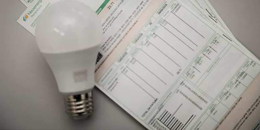 Aneel confirma bandeira vermelha no patamar 2 para o mês de setembro. Veja como economizar na conta