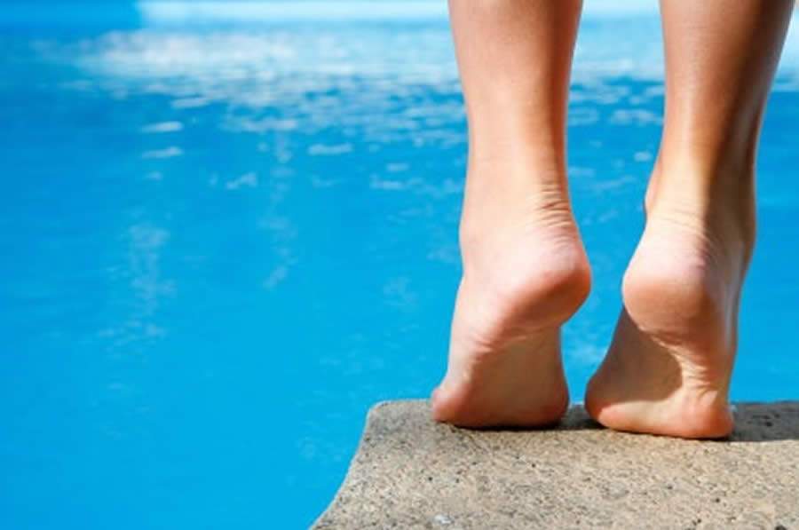 Risco de inchaço nos pés é maior durante o Verão