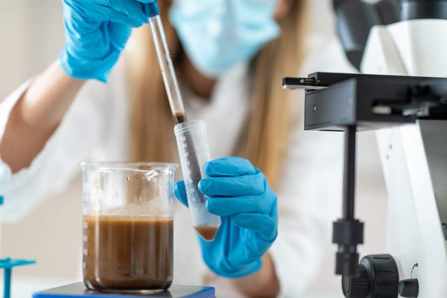  Pesquisadores de Curitiba realizam estudo clínico para desenvolvimento de produto à base de microbiota fecal - Créditos: Envato