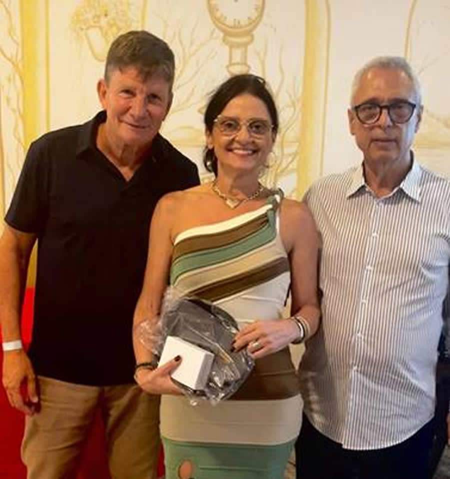 Da esquerda para a direita: Jayme Torres, diretor da AECOR-RJ; a corretora de seguros Patricia Pontes; Roberto Cabral, diretor da AECOR-RJ &ndash; Foto: Divulga&ccedil;&atilde;o