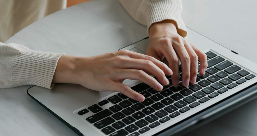 Pesquisa mostra que percentual de domic&iacute;lios com computadores saltou de 39% para 45% em 2020 - Cr&eacute;ditos: Envato Imagens