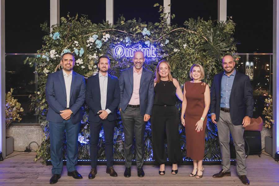 Legenda da foto | Da esquerda para a direita: Leandro Candido, gerente comercial do canal PME; Rafael Tófoli, gerente comercial do canal Corporate; Cícero Barreto, diretor comercial e de marketing; Fabiola Moura, gerente de relacionamento corporativo; Michelle Zhandona, supervisora de vendas do canal PME; Marcell Guimarães, diretor de vendas de saúde.