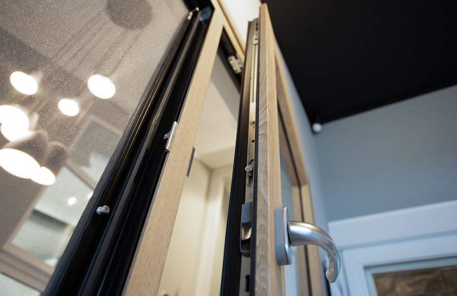 Travamento multipontos da janela oscilobatente Weiku do Brasil. Foto: Marketing Weiku do Brasil.