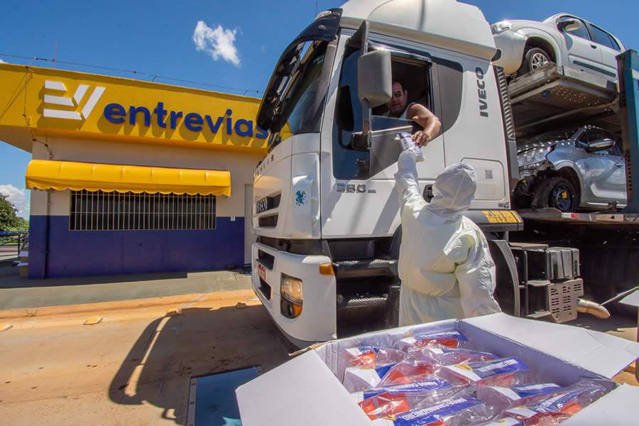 Entrevias distribui mais de 1,3 mil kits de higiene a caminhoneiros