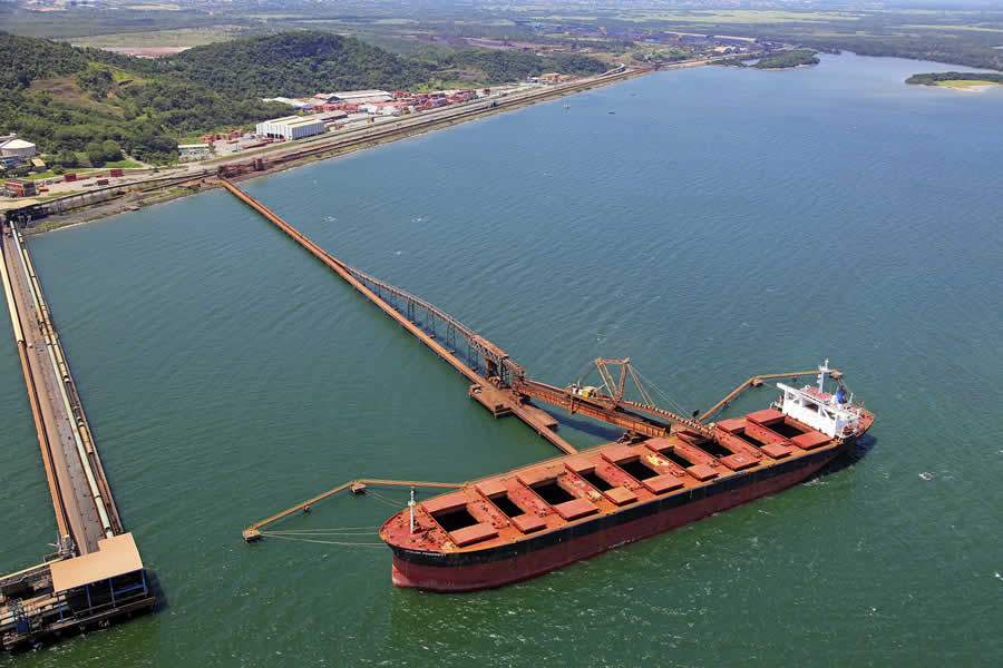Porto de Itaguaí é o porto público que mais movimenta minério de ferro no Brasil