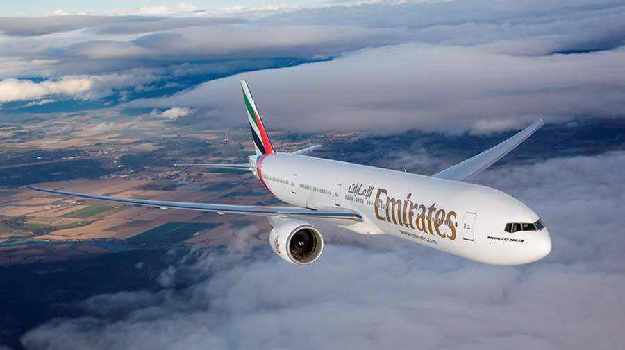 Emirates compromete-se a reduzir plásticos de uso único a bordo