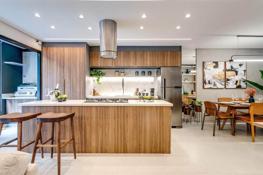 Arm&aacute;rio na cozinha esconde a &aacute;rea de servi&ccedil;o do apartamento no decorado do 15W22, da GPE Inc - Est&uacute;dio Onzeonze