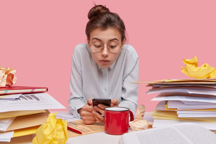 Na procrastina&ccedil;&atilde;o, a mente sobrecarregada evita tarefas que exigem concentra&ccedil;&atilde;o prolongada, adia decis&otilde;es estrat&eacute;gicas e passa a selecionar atividades que oferecem al&iacute;vio imediato - Freepik