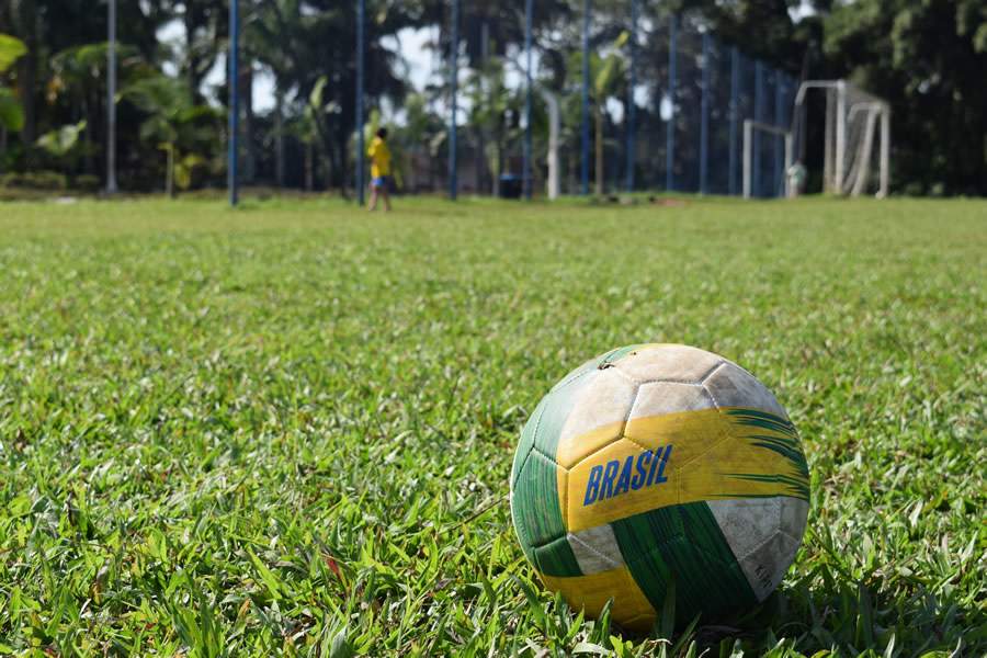 O futebol é um esporte nacional no Brasil, atraindo pessoas de todas as idades. (Unsplash/Souza Sergio)