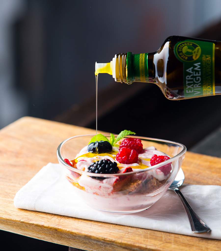 Receita de iogurte com cereais, frutas vermelhas e Azeite Gallo Extra Virgem Cl&aacute;ssico