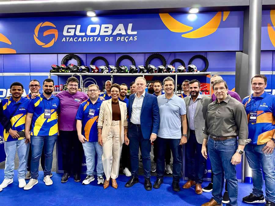 O governador Renato Casagrande ao lado da diretora de Operações da Banestes Seguros, Jussara Vieira, e do diretor-presidente do Sindirepa-ES, Diego Receputi. - Fotos: divulgação Banestes Seguros.