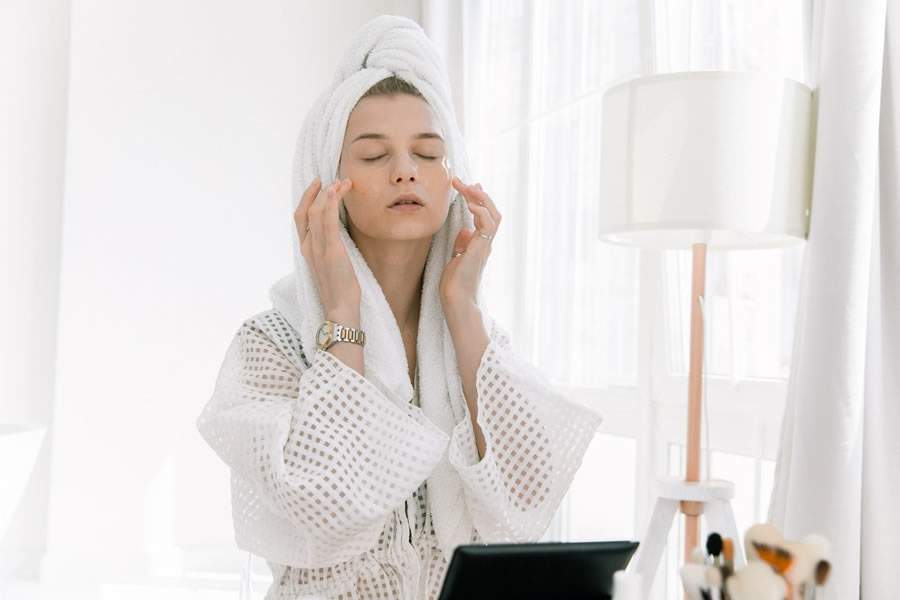 Massagem manual ajuda contra a flacidez facial - creditos para pexels-ekaterina-bolovtsova