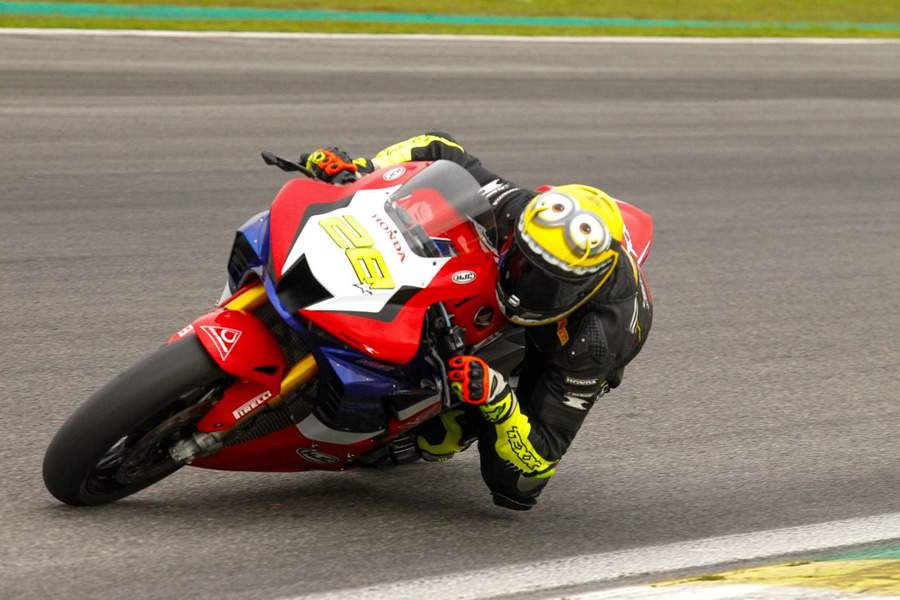 Pedro Sampaio, piloto apoiado pela Honda l&iacute;der da SuperBike Pro, acelera na corrida da quarta etapa do SuperBike Brasil 2022. Cr&eacute;dito: Id&aacute;rio Caf&eacute;/Mundo Press