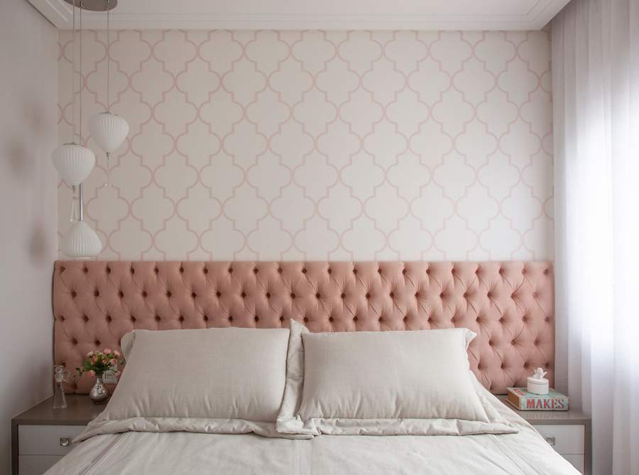 Para tazer todo o conforto necessário para esse quarto, as profissionais da Tesak Arquitetura optaram por uma cama de casal e cabeceira estofada - Foto: Luís Gomes