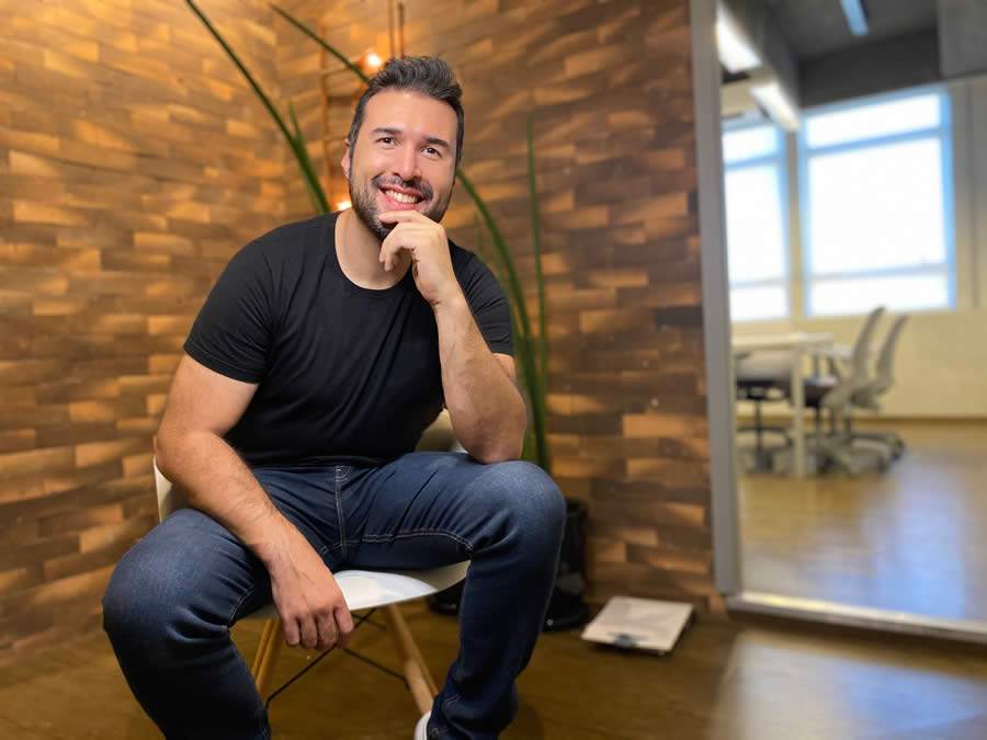 Dicas de neg&oacute;cio para 2021 e consultoria faz influenciador digital Frederico Flores se destacar nas redes sociais