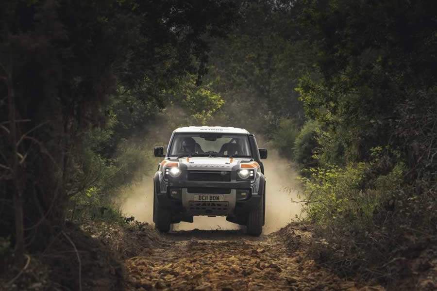 Land Rover e Bowler Motors_ Defender em movimento