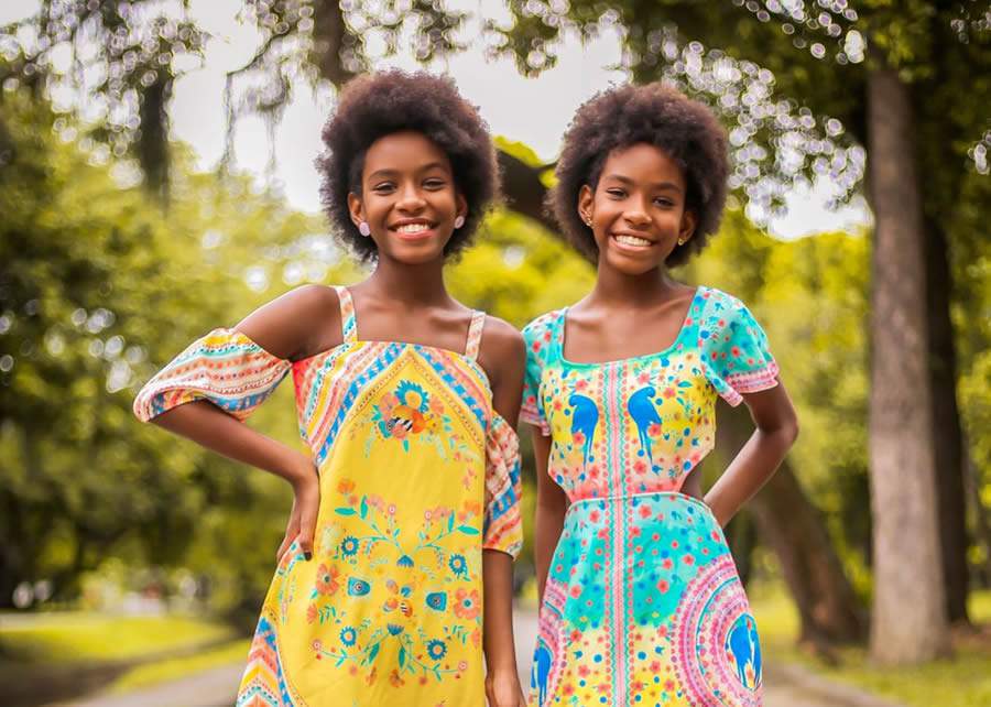 G&ecirc;meas Eduarda e Helena Ferreira, 12, criadoras do Pretinhas Leitoras_Foto fot&oacute;grafa Bruna Manso