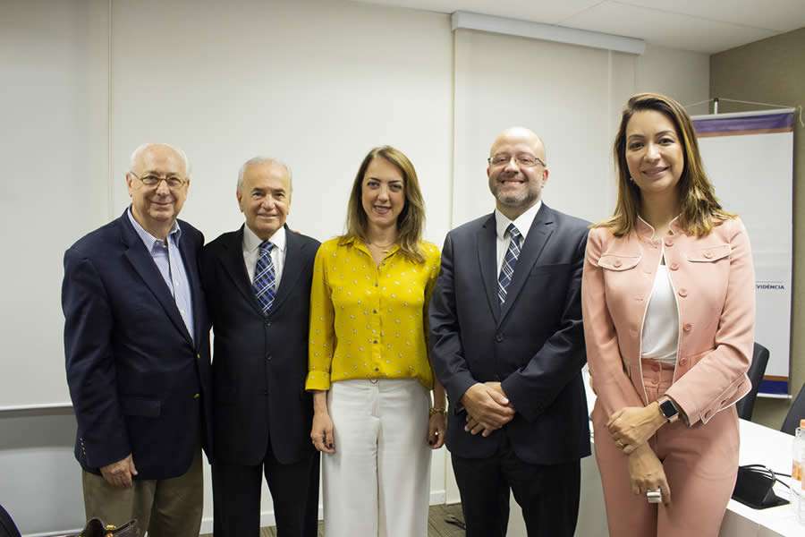 Da esquerda para a direita, os debatedores Ronald Kaufmann, Osmar Bertacini, Maristela Gorayb, João Marcelo dos Santos e Alessandra Monteiro.