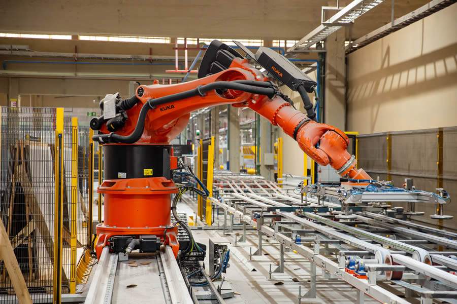 Para 2024, a Roca Brasil Cer&aacute;mica aposta na expans&atilde;o do portf&oacute;lio de Superformatos, tanto por ofertar uma ampla diversidade de medidas nas cole&ccedil;&otilde;es e pelo avan&ccedil;o das l&acirc;minas de 160 x 160 cm e 160 x 320 cm que, ap&oacute;s lan&ccedil;adas em 2023, j&aacute; conquistaram novos espa&ccedil;os dentro dos projetos de arquitetura. Na imagem, a segunda supercompactadora Cont&iacute;nua+, fruto de investimentos da empresa, que entrou em opera&ccedil;&atilde;o em uma nova planta constru&iacute;da nas instala&ccedil;&otilde;es da empresa em Campo Largo (PR) | Foto: Diego Lost