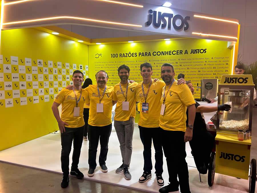 Equipe Justos no estande da companhia durante o Conec 2025
