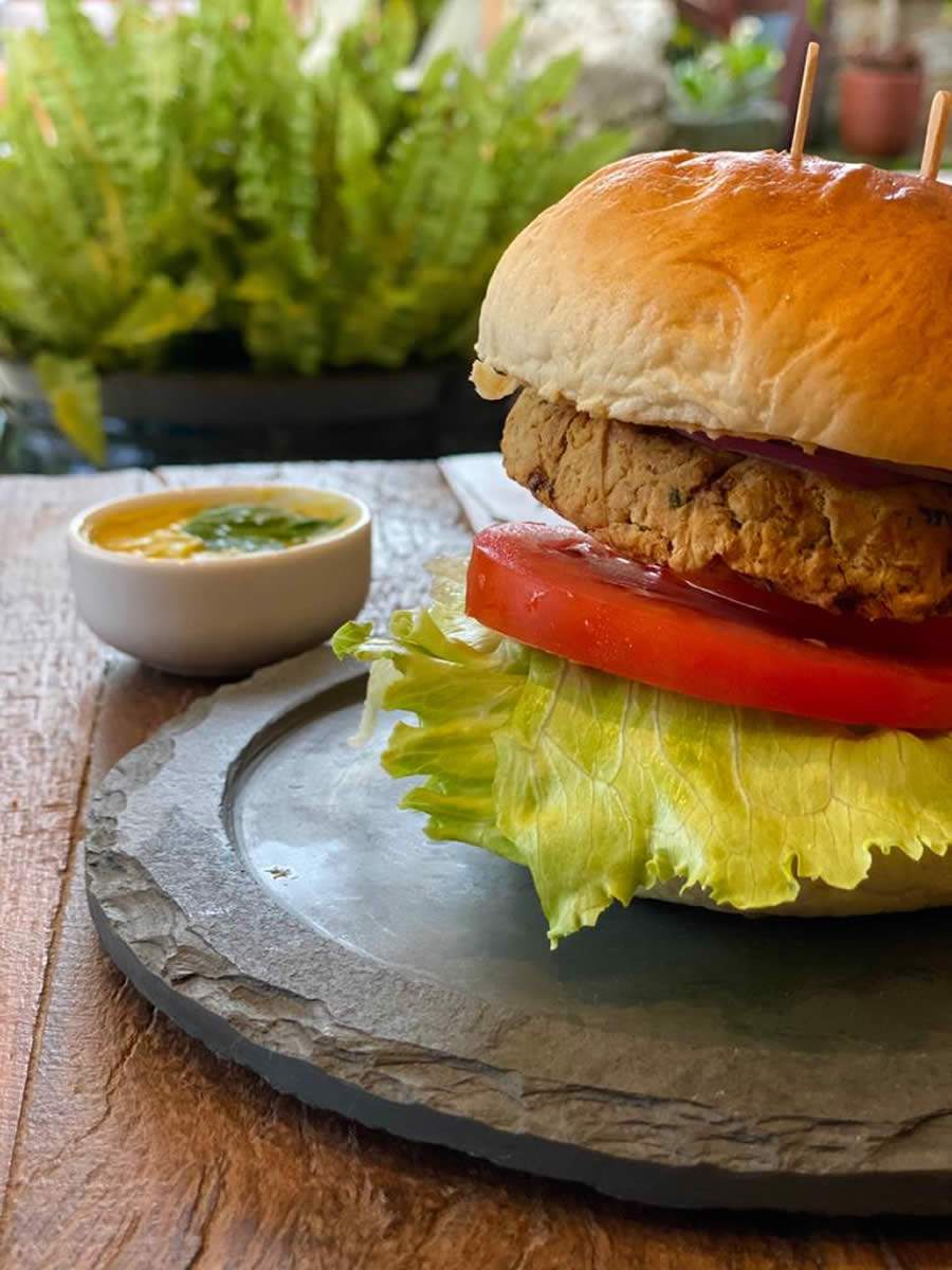 Aprenda a preparar o &quot;Hambúrguer de Grão de Bico&quot;, receita do novo menu da Pousada do Sandi