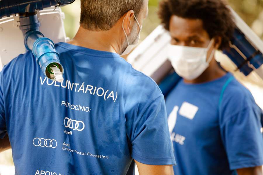 Audi e Litro de Luz instalam postes e lampi&otilde;es solares em comunidades da Amaz&ocirc;nia