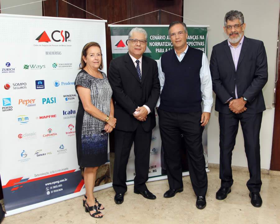 Maria Filomena Branquinho (presidente do Sincor-MG), Jo&atilde;o Paulo Moreira de Mello (presidente do CSP-MG), Jo&atilde;o Alceu Amoroso Lima (presidente da FenaSa&uacute;de) e Mauricio Tadeu Barros Morais (diretor do CSP-MG) - Cr&eacute;dito: Arnaldo Athayde
