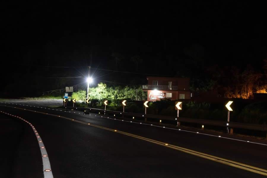 Novas tachas refletivas ampliam seguran&ccedil;a na BR-101 Sul