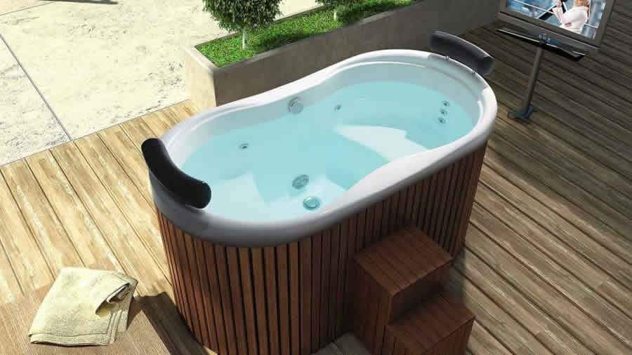  Além de refrescar, o ofurô apresenta outros benefícios como o relaxamento, o alívio do estresse e a promoção do equilíbrio. No destaque: o modelo Demmy Duplo - Divulgação