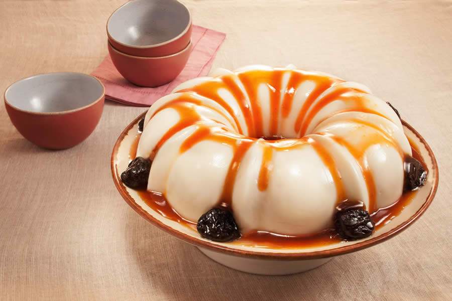 Manjar Branco Com Calda de Ameixas - Receita União para as festas de fim de ano