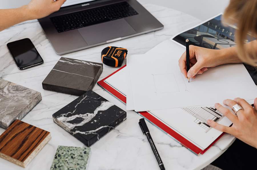 De acordo com as profissionais Danielle Dantas e Paula Passos, do Dantas &amp; Passos Arquitetura, os principais motivos para considerar a substitui&ccedil;&atilde;o de revestimentos e materiais em projetos arquitet&ocirc;nicos incluem a necessidade de atualizar estilos est&eacute;ticos, melhorar a efici&ecirc;ncia energ&eacute;tica, reduzir custos de manuten&ccedil;&atilde;o e adotar materiais mais sustent&aacute;veis | Foto: Divulga&ccedil;&atilde;o