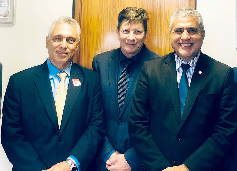 Da esquerda para a direita: Roberto Cabral e Jayme Torres, diretores da AECOR-RJ, e o deputado Christino &Aacute;ureo