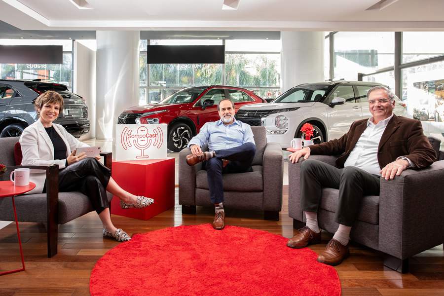 A jornalista Gloria Vanique, com Alfredo Lalia Neto, CEO da Sompo, e Mauro Luis Correia, CEO da HPE Automotores.