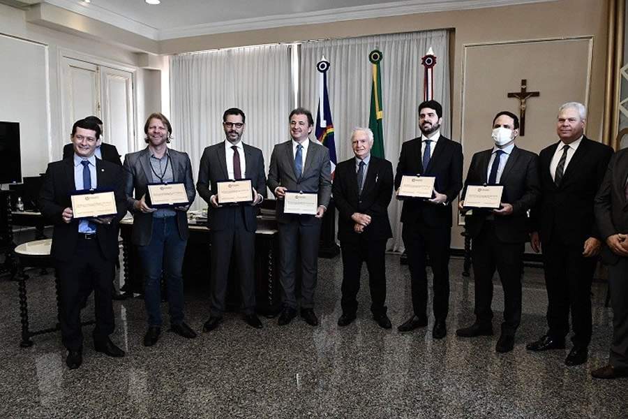 Alfredo Viana (terceiro, da esquerda para a direita) representou a Amil na homenagem prestada pelo Nupemec/TJPE