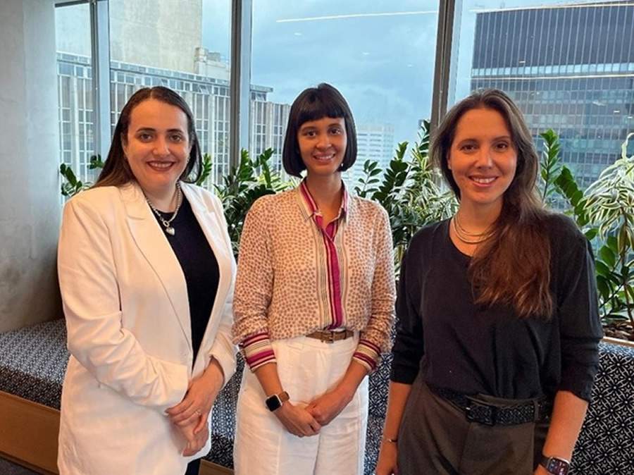  Jean Espinosa, gerente de Sustentabilidade e Diversidade da Prudential do Brasil, Viviana Lobo, coordenadora de gradua&ccedil;&atilde;o em Ci&ecirc;ncias Atuariais da UFRJ e Gabriela Al-Cici, vice-presidente de Pessoas e Desenvolvimento Organizacional da Prudential do Brasil.