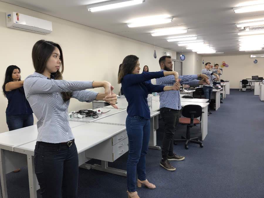 Gin&aacute;stica laboral &eacute; feita tr&ecirc;s vezes por semana na Consciente Construtora - Gabriela Machado