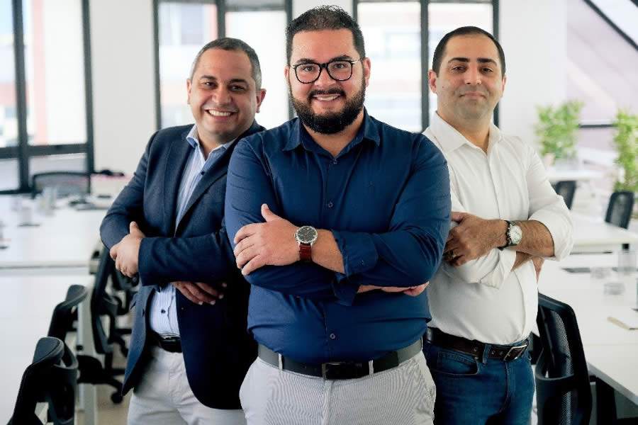 Kalil Lucena (no centro) ao lado de seus s&oacute;cios: Fabiano Fernandes (&agrave; esquerda) e Vinicius Damasceno (&agrave; direita), fundadores da Rede Kai