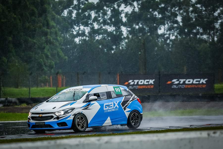 Batizado nas &aacute;guas: Velho Vamp teve chuva como grande desafio no Velopark (Beto Correa/Vicar)