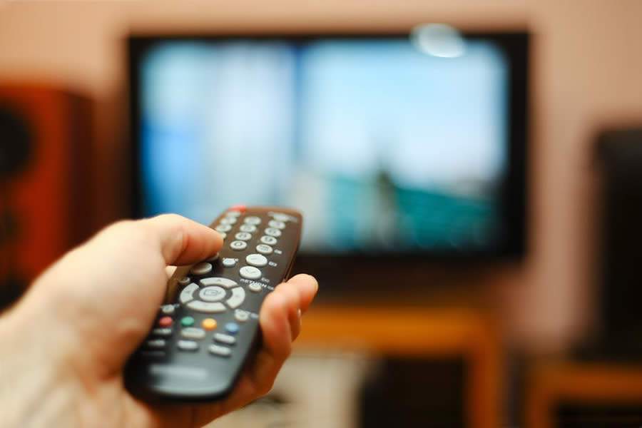 Assistir TV demais pode ser um fator de risco para trombose. Descubra outros dois agravantes