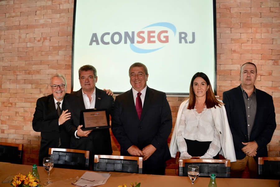 Joffre Nolasco, 1º secretário da Aconseg-RJ; Matias Ávila, vice-presidente comercial da SulAmérica e homenageado do evento; Luiz Philipe Baeta Neves, presidente da Aconseg-RJ; Solange Zaquem, diretora comercial do Rio de Janeiro e do Espírito Santo da seguradora; e César Braga, 2º secretário da entidade.