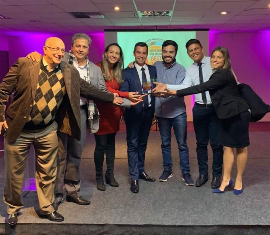 Da esquerda para direita: Rafael Sciancalepre, diretor da Admseg (empresa parceira); Umile Ritacco, diretor Comercial do Mercado de Seguradoras; Viviane Natalia, gerente Comercial; Daniel Figueiredo, diretor Comercial Geral; Sergio Gabriel, diretor de Inova&ccedil;&atilde;o e Novos Neg&oacute;cios; Ezequiel Magalh&atilde;es, consultor de Vendas; e Ingrid Paola, respons&aacute;vel pelo Marketing da Infocar.