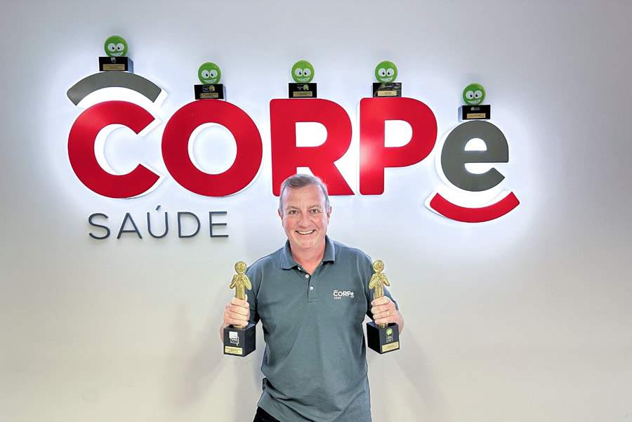 Foto: Dirceu Canal e troféus do Prêmio Reclame Aqui