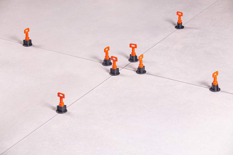 Solu&ccedil;&otilde;es e tend&ecirc;ncias para instala&ccedil;&atilde;o de pisos e azulejos s&atilde;o apresentadas pela Moldimplas na Feicon 2022