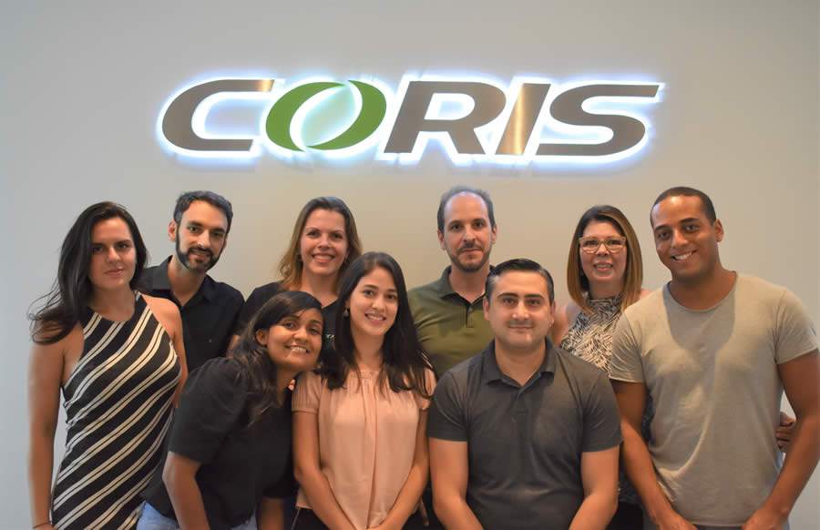 Ju&ccedil;ara Carvalho e Marcelo Galbe com a equipe desenvolvedora do i-Syst