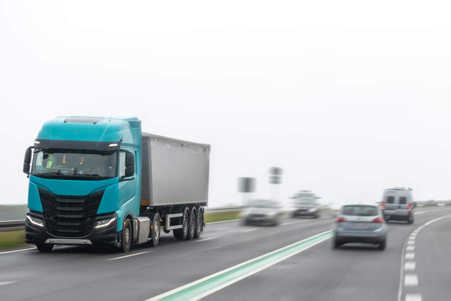  O motorista precisa entender que um caminh&atilde;o n&atilde;o freia como um carro e possui pontos cegos cr&iacute;ticos - Freepik