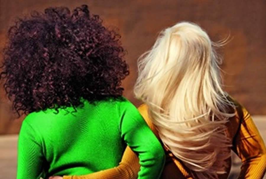 Psic&oacute;loga destaca "transi&ccedil;&atilde;o capilar" entre as mulheres como uma pr&aacute;tica libertadora de autocuidado