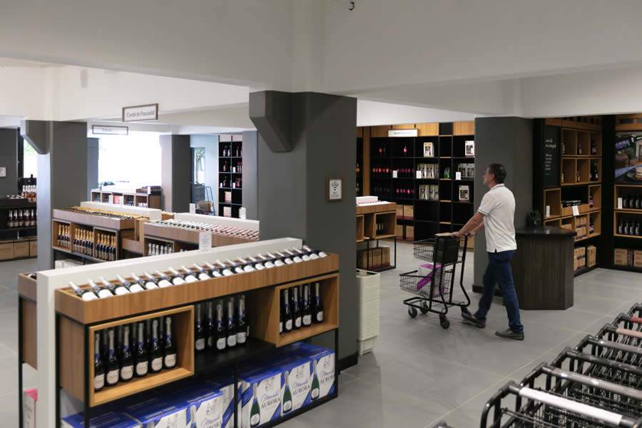 Com investimento de R$ 3,2 milh&otilde;es, cooperativa abriu as portas da nova loja de vinhos e salas de degusta&ccedil;&otilde;es na unidade matriz