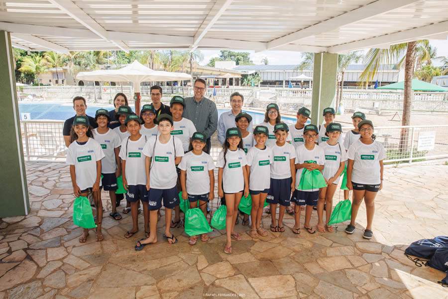Unimed Ribeirão Preto entrega kits para crianças do projeto social Nadando na Frente