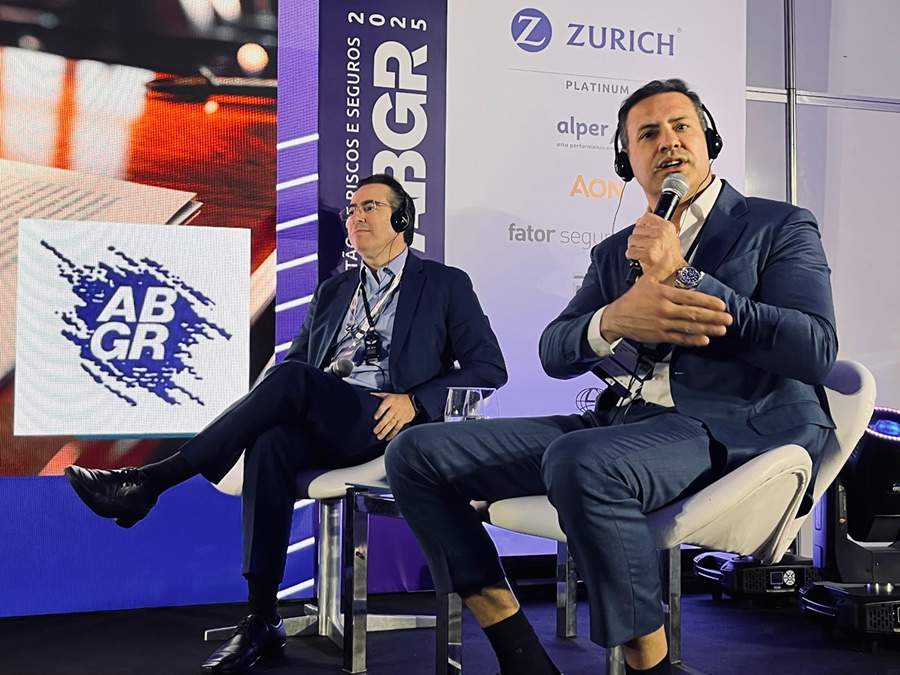 Denis Teixeira, da Alper e Adailton Dias, vice-presidente da comissão de transportes da FenSeg, durante palestra na ABGR 2025 (foto: Thiago Quirino)