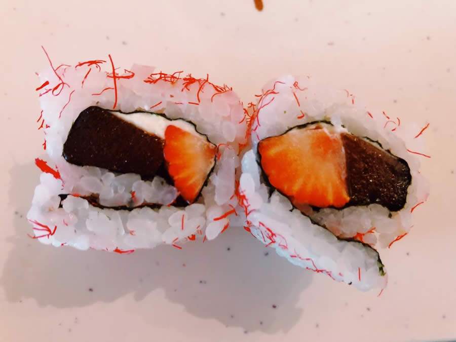 Sobremesa: Uramaki de morango, goiabada e cream cheese